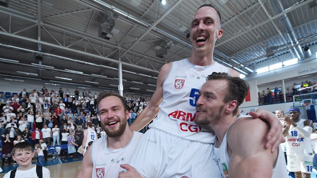 Dnt basketbalist Ondej ika, Tom Pomiklek a imon Jeek (zleva) oslavuj postup do ligovho finle.