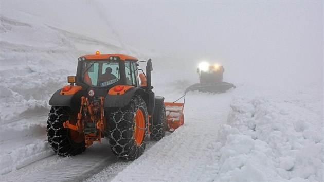 Rolba na frzu nahrnuje snh, aby la prce rychleji, pomh i strhvat hrany (17. 5. 2019).