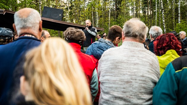 Farm Jan efc chov v Lachov pes ti tisce ovc. Obv se, e me s podniknm skonit kvli vlkm. Mrz ho, e stt chrn jen predtory (10. 5. 2019).