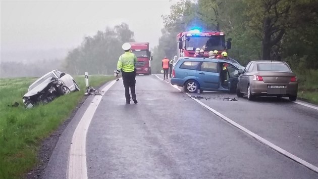 Nehoda t osobnch vozidel zastavila provoz u obce Losin nedaleko Plzn. (16. 5. 2019)