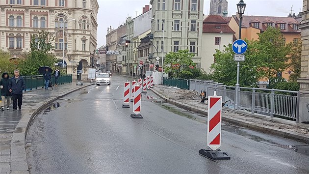 Dopravn komplikace pineslo uzaven Rooseveltova mostu v Plzni. Jeho opravy potrvaj tyi msce. (16. 5. 2019)