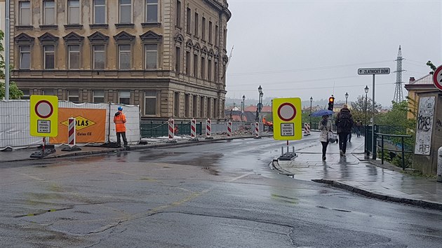 Dopravn komplikace pineslo uzaven Rooseveltova mostu v Plzni. Jeho opravy potrvaj tyi msce. (16. 5. 2019)