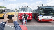 V Hradci Králové uspořádali přehlídku současné i historické dopravní techniky a... V Hradci Králové uspořádali přehlídku současné i historické dopravní techniky a...