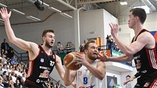 Děčínský Ondřej Šiška uprostřed schytal facku od svitavského Luboše Kováře... Děčínský Ondřej Šiška uprostřed schytal facku od svitavského Luboše Kováře...