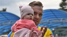 Jakub Hora se louí s fanouky po utkání v Boleslavi.