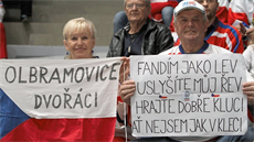 VŽDY NA TRIBUNĚ. Hana a Drahoslav Dvořákovi – bývalá pokladní a řemeslník –... VŽDY NA TRIBUNĚ. Hana a Drahoslav Dvořákovi – bývalá pokladní a řemeslník –...
