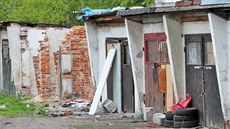 Komplex zrušených a polorozbořených garáží v Jabloňové ulici čeká demolice. Komplex zrušených a polorozbořených garáží v Jabloňové ulici čeká demolice.