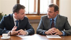 Nový ministr dopravy Vladimír Kremlík (vlevo) a nový šéf Ředitelství silnic a... Nový ministr dopravy Vladimír Kremlík (vlevo) a nový šéf Ředitelství silnic a...