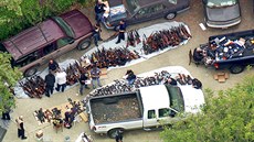 Policisté objevili v luxusním domě v Los Angeles přibližně tisícovku zbraní.... Policisté objevili v luxusním domě v Los Angeles přibližně tisícovku zbraní....
