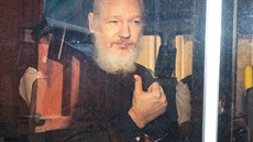 Julian Assange ve voze britské policie Julian Assange ve voze britské policie
