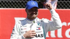 Valtteri Bottas ze stáje Mercedes slaví vítězství v kvalifikaci na Velkou cenu... Valtteri Bottas ze stáje Mercedes slaví vítězství v kvalifikaci na Velkou cenu...