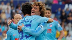 Fotbalisté Atlética Madrid Antoine Griezmann (elem) a Sergio Camello slaví gól...