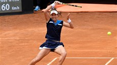 Britská tenistka Johanna Kontaová hraje forhend v semifinále turnaje v ím.