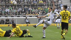 Thorgan Hazard z Mönchengladbachu (v bílém) během utkání s Borussií Dortmund Thorgan Hazard z Mönchengladbachu (v bílém) během utkání s Borussií Dortmund