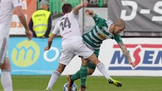 Jan Moravec z Karviné (vlevo) a David Bartek z Bohemians bojují o míč. Jan Moravec z Karviné (vlevo) a David Bartek z Bohemians bojují o míč.