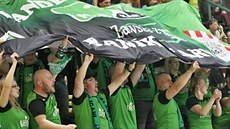 Karvinští fanoušci během finále házenkářské extraligy mezi Plzní a Karvinou. Karvinští fanoušci během finále házenkářské extraligy mezi Plzní a Karvinou.