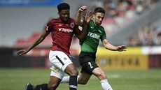 Sparťan Benjamin Tetteh (vlevo) bojuje o balon s Davidem Hovorkou z Jablonce. Sparťan Benjamin Tetteh (vlevo) bojuje o balon s Davidem Hovorkou z Jablonce.