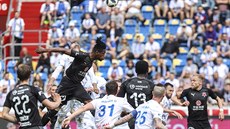 Simon Deli ze Slavie (uprostřed) se snaží odhlavičkovat balon během zápasu... Simon Deli ze Slavie (uprostřed) se snaží odhlavičkovat balon během zápasu...