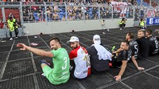 Fotbalisté Slavie se radují ze zisku mistrovského titulu. Fotbalisté Slavie se radují ze zisku mistrovského titulu.