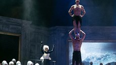 Eva Urbanová a lenové Losers Cirque Company v Prokofjevov opee Láska ke tem...