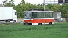 U dálnice D1 zaparkovala tramvaj, stojí u Čestlic na poli U dálnice D1 zaparkovala tramvaj, stojí u Čestlic na poli