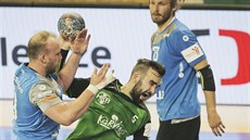 Marek Monczka z Karviné se snaí zakonit v utkání proti Plzni.