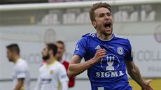 Olomoucký David Houska oslavuje svj gól v utkání proti Zlínu.