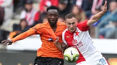 Slávistický obránce Jan Bořil (vpravo) nepouští k míči Joela Kayambu z Plzně. Slávistický obránce Jan Bořil (vpravo) nepouští k míči Joela Kayambu z Plzně.