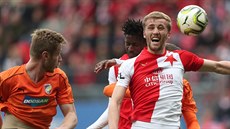 Slávistický záložník Tomáš Souček hlavičkuje mezi hráči Plzně. Slávistický záložník Tomáš Souček hlavičkuje mezi hráči Plzně.
