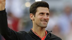 Novak Djokovič s trofejí pro vítěze turnaje v Madridu Novak Djokovič s trofejí pro vítěze turnaje v Madridu
