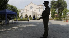 Během nedělní mše hlídali kostely na Srí Lance vojáci. Byla to první bohoslužba... Během nedělní mše hlídali kostely na Srí Lance vojáci. Byla to první bohoslužba...