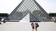 Slavná sklenná pyramida v Louvru, která slouí hlavní vchod do tohoto slavného...