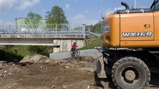 Stavbaři likvidují nepřehledný úsek cyklostezky v Liberci. Práce na úpravě... Stavbaři likvidují nepřehledný úsek cyklostezky v Liberci. Práce na úpravě...