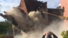 Demolice jabloneckého zámečku mohla být nebezpečná, tvrdí primátor. Demolice jabloneckého zámečku mohla být nebezpečná, tvrdí primátor.