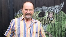 „Nezoufejme, pořád je lepší žít v blázinci než v koncentráku. V blázinci bývá,... „Nezoufejme, pořád je lepší žít v blázinci než v koncentráku. V blázinci bývá,...