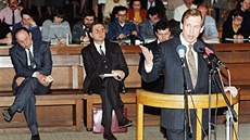 Václav Havel bhem procesu s StB. Za ním uprosted sedí její éf generál Alojz...