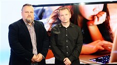 Reportér MF DNES Artur Janoušek (vpravo) a pražský kriminalista Václav Písecký... Reportér MF DNES Artur Janoušek (vpravo) a pražský kriminalista Václav Písecký...