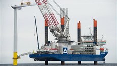 Loď pro instalování větrné turbíny na mořské hladině u německého Sassnitzu. Loď pro instalování větrné turbíny na mořské hladině u německého Sassnitzu.