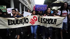 Brazilci vyšli do ulic na protest proti snižován státních výdajů ve školství.... Brazilci vyšli do ulic na protest proti snižován státních výdajů ve školství....