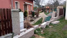 Plot u Václavova rodinného domku poničila vichřice. Plot u Václavova rodinného domku poničila vichřice.