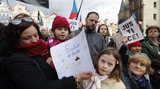 Protestující na pražském Staroměstském náměstí volají po demisi ministryně... Protestující na pražském Staroměstském náměstí volají po demisi ministryně...