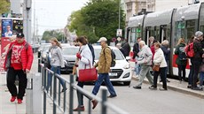 Dopravní trojúhelník u brněnské zastávky Semilasso je pro nevidomé noční můrou.... Dopravní trojúhelník u brněnské zastávky Semilasso je pro nevidomé noční můrou....