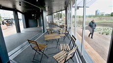 Kromě posezení si mohou cestující v nové čekárně na brněnském dolním nádraží... Kromě posezení si mohou cestující v nové čekárně na brněnském dolním nádraží...