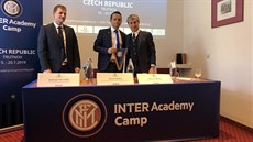Technický ředitel Interu Milán Marco Monti (vpravo) v Praze představil... Technický ředitel Interu Milán Marco Monti (vpravo) v Praze představil...