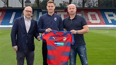 Lukáš Kalvach, posila Plzně z Olomouce, a nejvyšší představitelé klubu: majitel... Lukáš Kalvach, posila Plzně z Olomouce, a nejvyšší představitelé klubu: majitel...