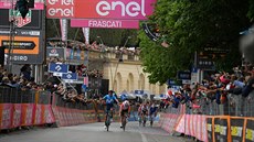 STEJNĚ JAKO LONI. Richard Carapaz i po roce triumfoval v etapě Gira. STEJNĚ JAKO LONI. Richard Carapaz i po roce triumfoval v etapě Gira.