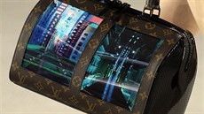 Luxusní kabelka Louis Vuitton má v sobě zabudované dva ohebné displeje Luxusní kabelka Louis Vuitton má v sobě zabudované dva ohebné displeje
