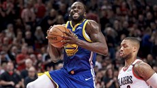 Draymond Green z Golden State Warriors zakončuje v utkání proti Portland Trail... Draymond Green z Golden State Warriors zakončuje v utkání proti Portland Trail...