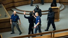 Justiční stráž odvádí Andranika Soghojana souzeného za zosnování vraždy... Justiční stráž odvádí Andranika Soghojana souzeného za zosnování vraždy...
