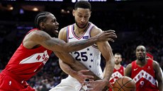 Ben Simmons (uprosted) z Philadelphie bojuje o mí s Kawhiem Leonardem z...